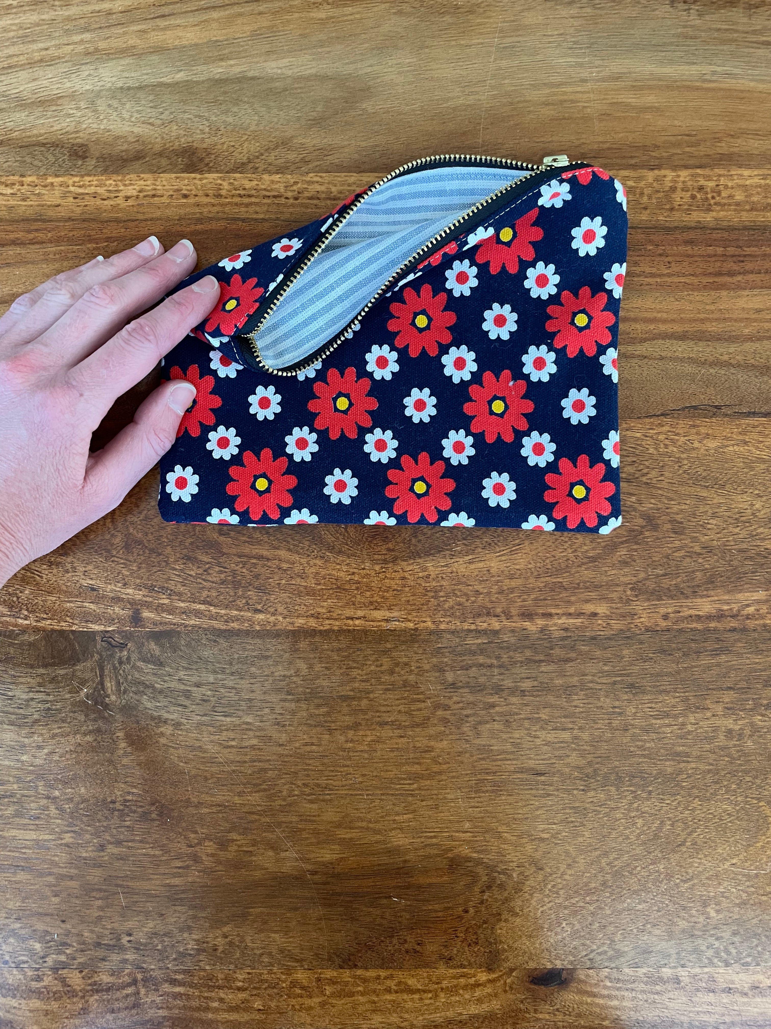 Vintage daisy zipper pouch